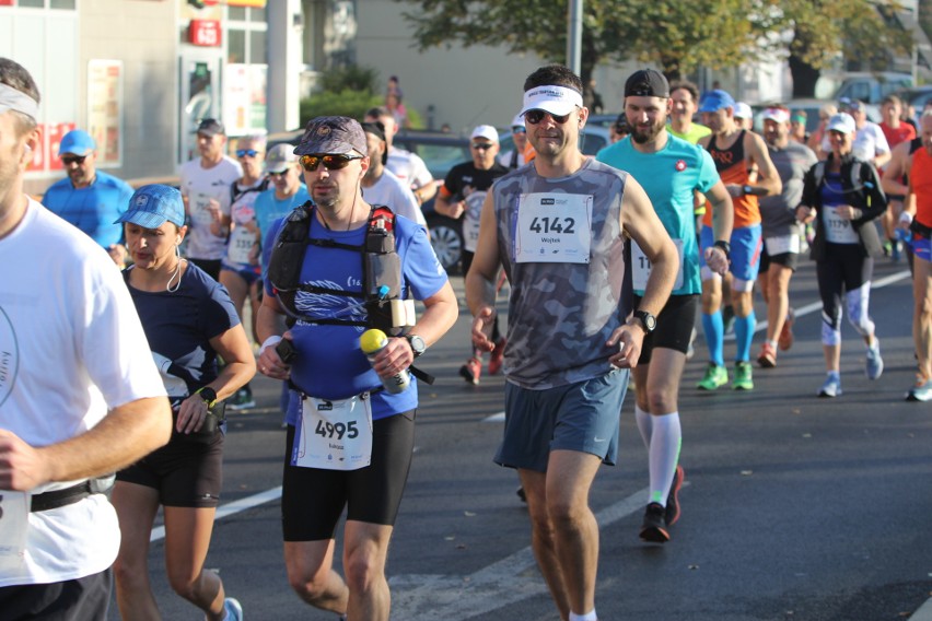 Zdjęcia z maratonu w Poznaniu 2018 - biegacze na pierwszym...