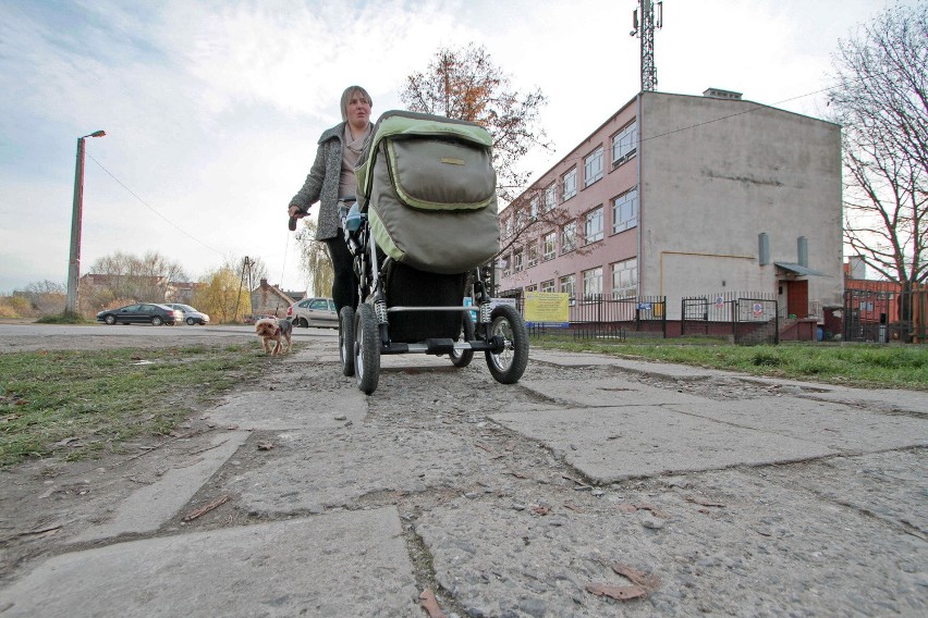 Kraków. Chodnik przy szkole w opłakanym stanie. Rodzice boją się o bezpieczeństwo dzieci [ZDJĘCIA]
