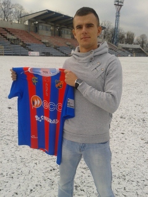 Dawid Tomanek na stadionie Odry z koszulką opolskiego klubu.