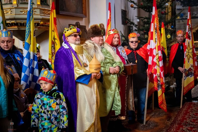 Orszak Trzech Króli w Wodzisławiu. Piękna uroczystość cieszyła się dużym zainteresowaniem mieszkańców.