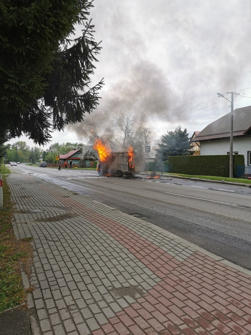 Pożar białego busa pod domem ludowym w Borku Starym. W akcji strażacy i policja [ZDJĘCIA INTERNAUTY]