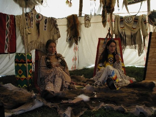 W pełni wyposażone tipi prezentują członkowie  toruńskiej grupy miłośników kultury Indian  Ameryki Północnej - Huu-Ska-Luta.