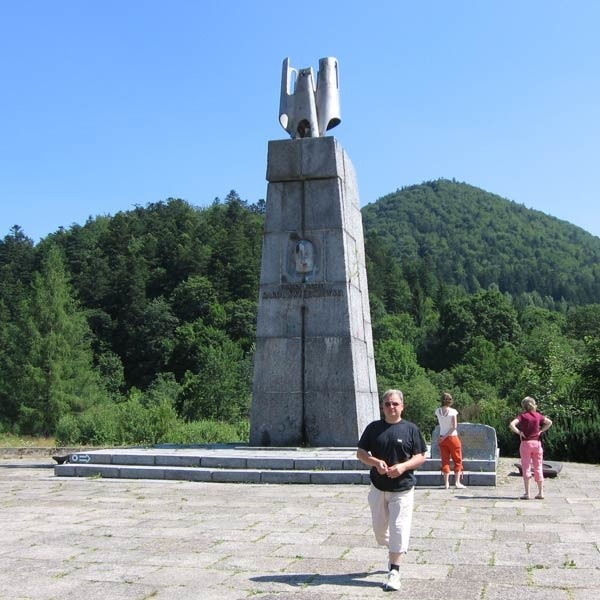 Pomnik gen. K. Świerczewskiego w Jabłonkach koło Baligrodu
