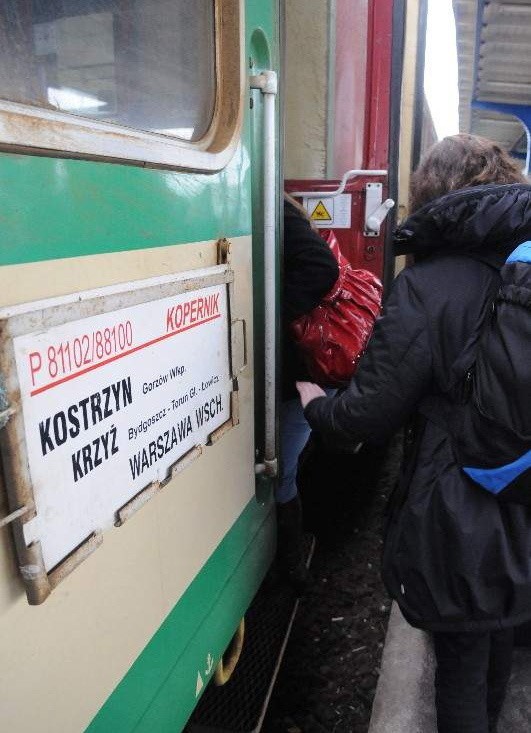 Kopernik za każdym razem, kiedy zajeżdża na gorzowski dworzec cieszy się dużym zainteresowaniem podróżnych. Wczoraj wsiadło do niego ponad 40 pasażerów. (fot. Kazimierz Ligocki)