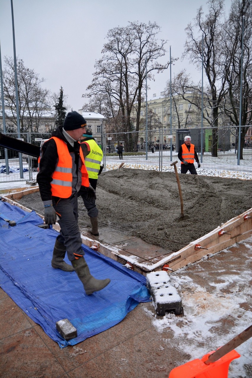 Plac Litewski: zaczęły się prace przy pomniku Nieznanego Żołnierza 