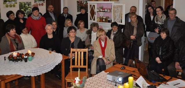 Spotkanie podsumowujące kolejny etap działalności Stowarzyszenia "Sandomierski Szlak Jabłkowy&#8221; odbyło się w nowym pomieszczeniu Izby Pamięci Ogrodniczej w Obrazowie.