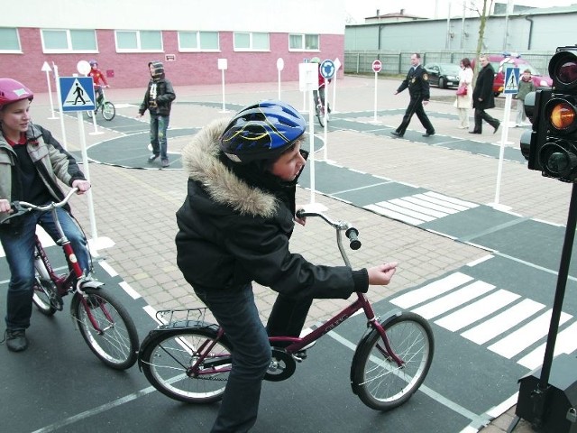 Uczniowie Szkoły Podstawowej nr 21 w Białymstoku uczą się przepisów drogowych w pierwszym mobilnym miasteczku rowerowym