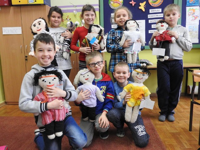 Uczniowie z Trzebczyka w ostatnich dniach przygotowali szmaciane lalki