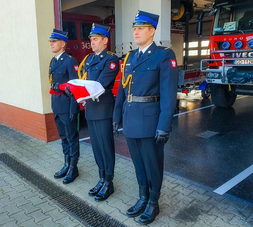 Flagi Rzeczypospolitej Polskiej w słupskiej komendzie straży...