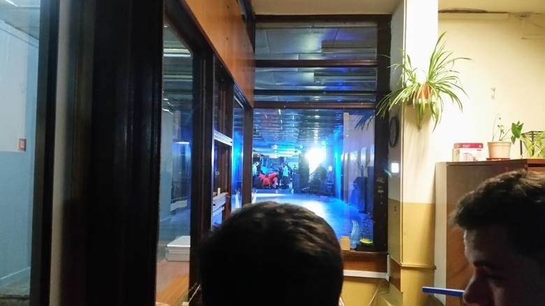Panika w tłumie na imprezie studenckiej w Bydgoszczy. Jedna osoba nie żyje, 6 rannych (WIDEO)