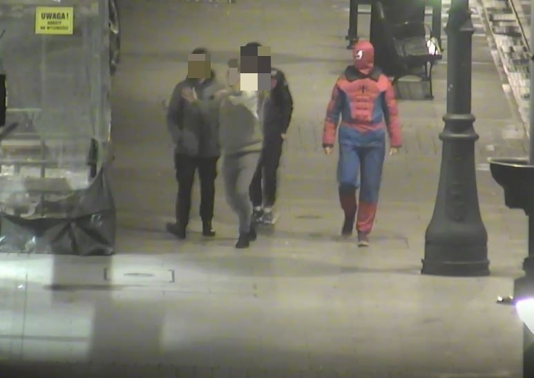 W nocy po Piotrkowskiej spacerował... Spiderman. Wspinał się na latarnię i przeskakiwał stojaki rowerowe[FILM, zdjęcia]