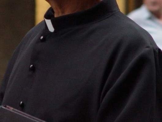 Ksiądz z kołobrzeskiej parafii, mimo wyroku skazującego, nadal przebywa na wolności.