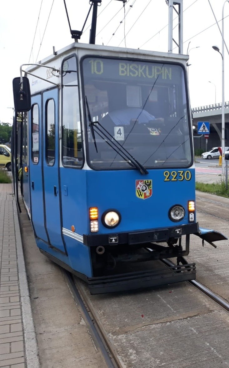 Wypadek na Kosmonautów z udziałem tramwaju (ZDJĘCIA)   