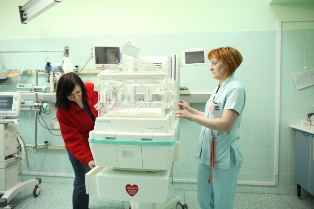 Inkubator hybrydowy bardzo przyda się na OIOM-ie dla dzieci. Nowy sprzęt prezentują położna Magdalena Miszewska (z lewej) i Katarzyna Kaźmierczak.