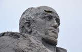 Pomnik Bema w Ostrołęce znów się sypie. Zrobiła się spora dziura w głowie generała! Zdjęcia