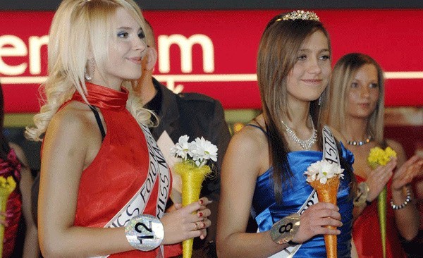 Pamela Głasek (nr 8) i Monika Piaskowska, zwyciężczynie konkursu Miss Nastolatek.