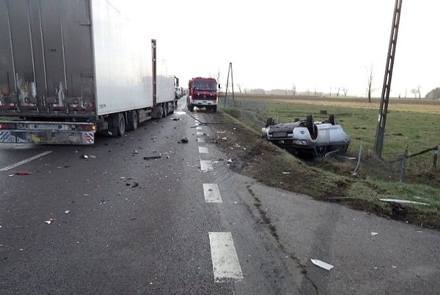 Na drodze krajowej nr 61 w miejscowości Guty kierowca ciężarowego volvo zepchnął toyotę do rowu.