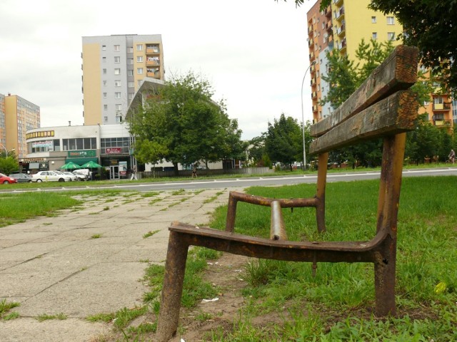 Tak wygląda ławka w centrum Stalowej Woli przy ulicy Komisji Edukacji Narodowej.