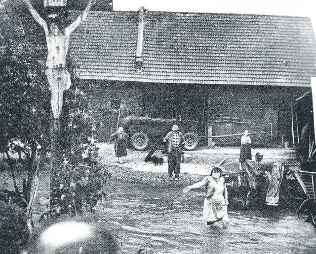 To zdjęcie katastrofalnej powodzi w Beskidzie Żywieckim w 1957 r.  Zrobił je ówczesny fotoreporter DZ, Józef Makal. Cenzor wyrzucił je z gazety, bo przeszkadzał mu krzyż. Józek wysłał je na konkurs do ZSRR i dostał nagrodę. Zdjęcie opublikowano w moskiewskim magazynie "Foto".  Wtedy ukazało się i u nas