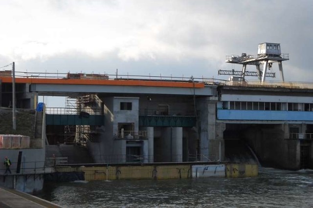 Modernizacja zapory w Nysie zaczęła się w styczniu 2013 roku i terminowo ma być zakończona 15 grudnia tego roku.