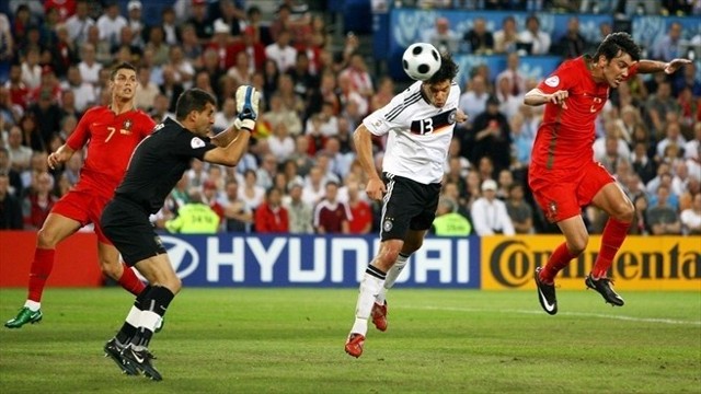 Kapitan Niemców, Michael Ballack, zdobywa trzeciego gola przeciwko Portugalii