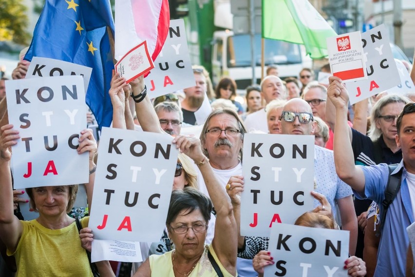 Około 100 osób stawiło się we wtorek pod gmachem sądów w...