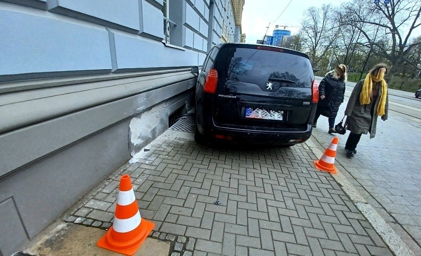 Wypadek na skrzyżowaniu ul. Sądowej i Podwale we Wrocławiu...