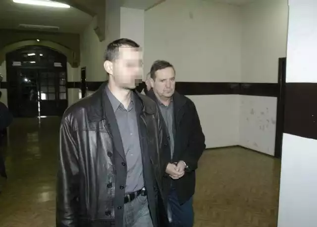 Na zdjęciu: listopad 2005. Syndyk Wiesław Henzler (z prawej) prowadzony przez policję na rozprawę, na której sąd rozpatrywał wniosek o jego aresztowanie.