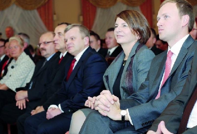 Z kolei minister Julia Pitera (druga od prawej) godzinę...