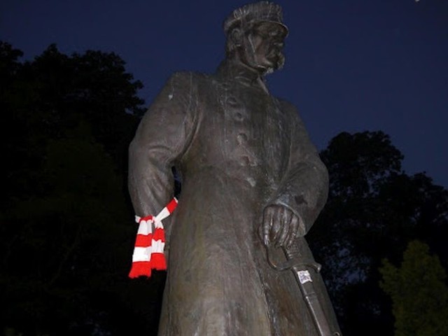 Pomnik Józefa Piłsudskiego z szalikiem Polonii Bydgoszcz.
