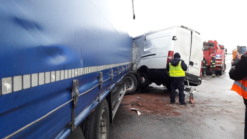 Wypadek na A2. Tir zderzył się z busem. Zablokowana droga. Utrudnienia na A2