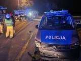 Groźny wypadek z udziałem radiowozu w Broniszewicach. Jedna osoba trafiła do szpitala. Zobacz zdjęcia
