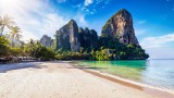 10 najpiękniejszych plaż Tajlandii. Piasek biały jak sól, różowe delfiny, „tajskie Malediwy” i inne cuda w sam raz na zimowy urlop