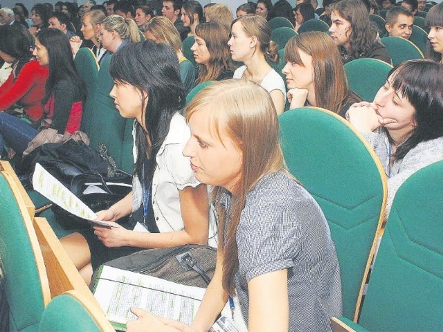 Studenci Politechniki Koszalińskiej w trakcie jednej z wcześniejszych debat. Podczas tej czwartkowej, o płatnych studiach, dowiedzieli się, że nauczelni mogą zaliczyć przedmiot nawet wtedy, gdy nie zdadzą egzaminu. Co ważne, takie praktyki dzieją się zgodnie z prawem. Dyrektor wydziału idziekan mogą wystawić ocenę za wykładowcę.