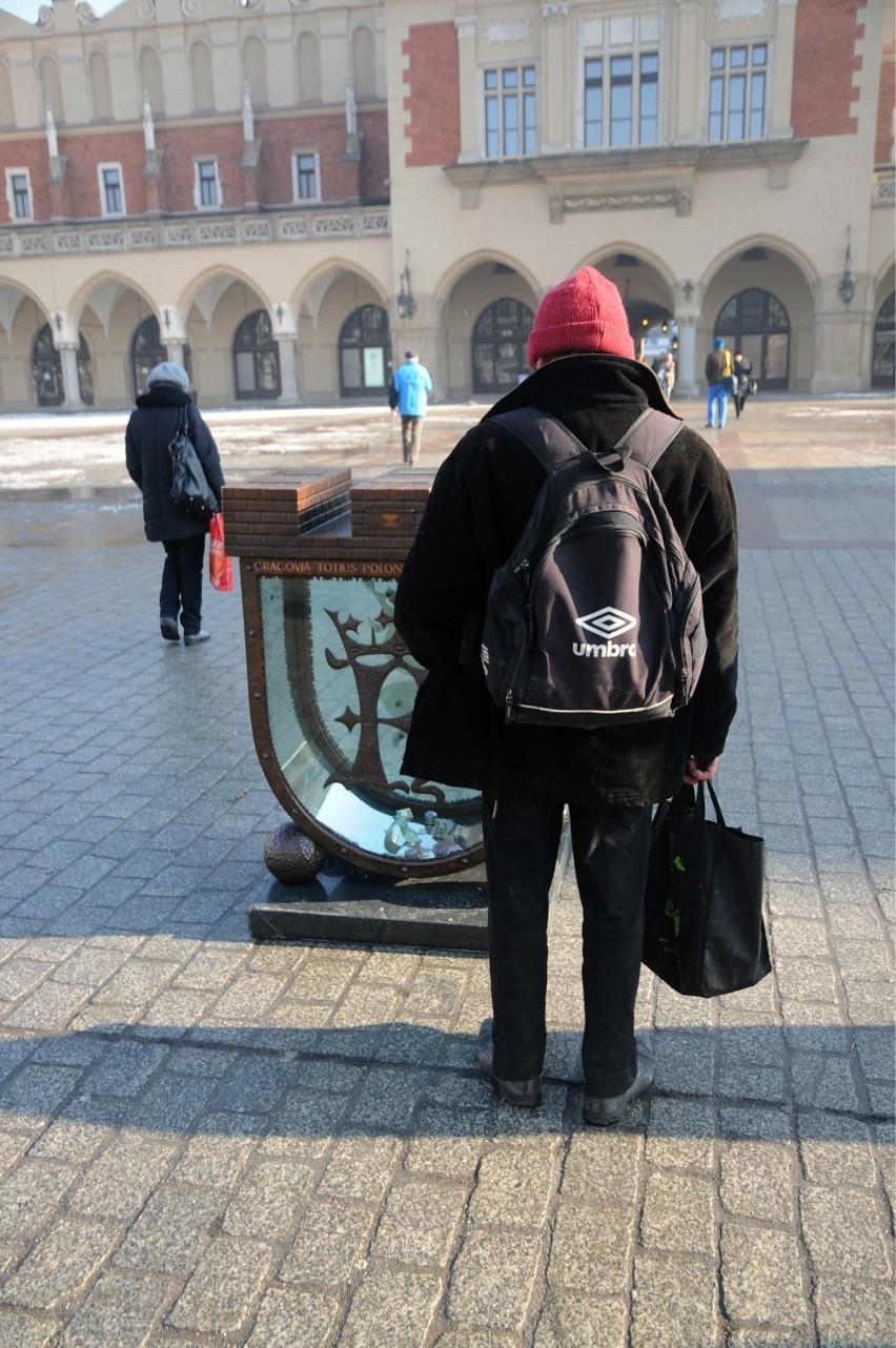 Kraków. Grupa młodych ludzi przewróciła skarbonkę na Rynku Głównym. Sprawę bada policja