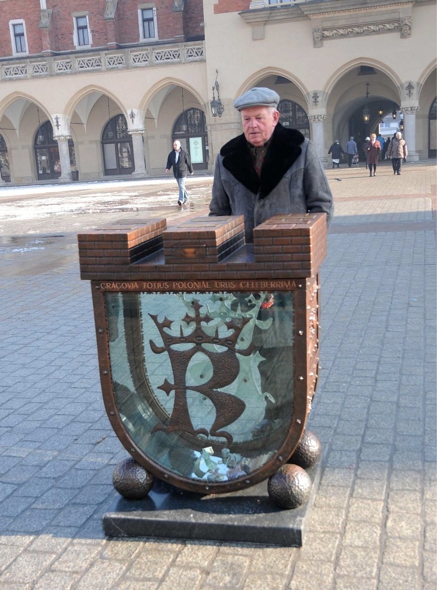 Kraków. Grupa młodych ludzi przewróciła skarbonkę na Rynku Głównym. Sprawę bada policja