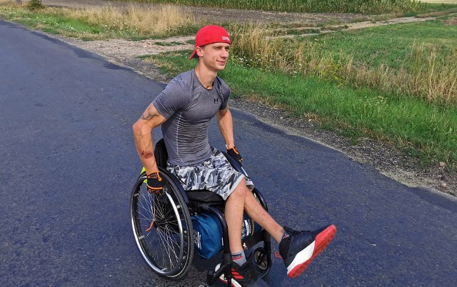 Szymon przemierza Polskę na wózku, aby uzbierać na operację, która daje mu możliwość stanąć na nogi - dosłownie.