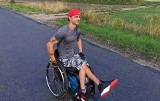 24-latek jedzie na wózku inwalidzkim z Wrocławia do Trójmiasta. Zbiera pieniądze na operację, by stanąć na nogi