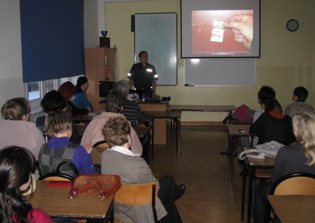 Policjanci z Lęborka przeprowadzili na terenie jednego z gimnazjów spotkanie z nauczycielami oraz uczniami na temat środków odurzających.