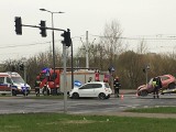 Zderzenie aut w Bydgoszczy. Pożar, dzieci w szpitalu