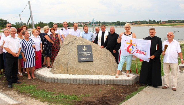 Kamień z tablicą pamiątkową - w pierwszą rocznicę Światowych Dni Młodzieży 2016 - stanął nad zbiornikiem w Kazimierzy Wielkiej.