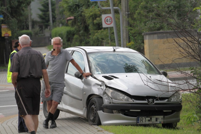 Wypadek przy Orlenie w Tarnobrzegu. W zderzeniu samochodu z motocyklem ranny motocyklista (ZDJĘCIA)