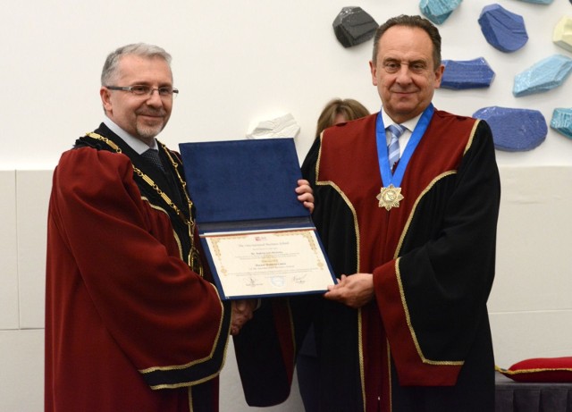 Andrzej Gut-Mostowy (z prawej) odebrał tytuł Doktora Honoris Causa przyznany przez International Business School w Sofii