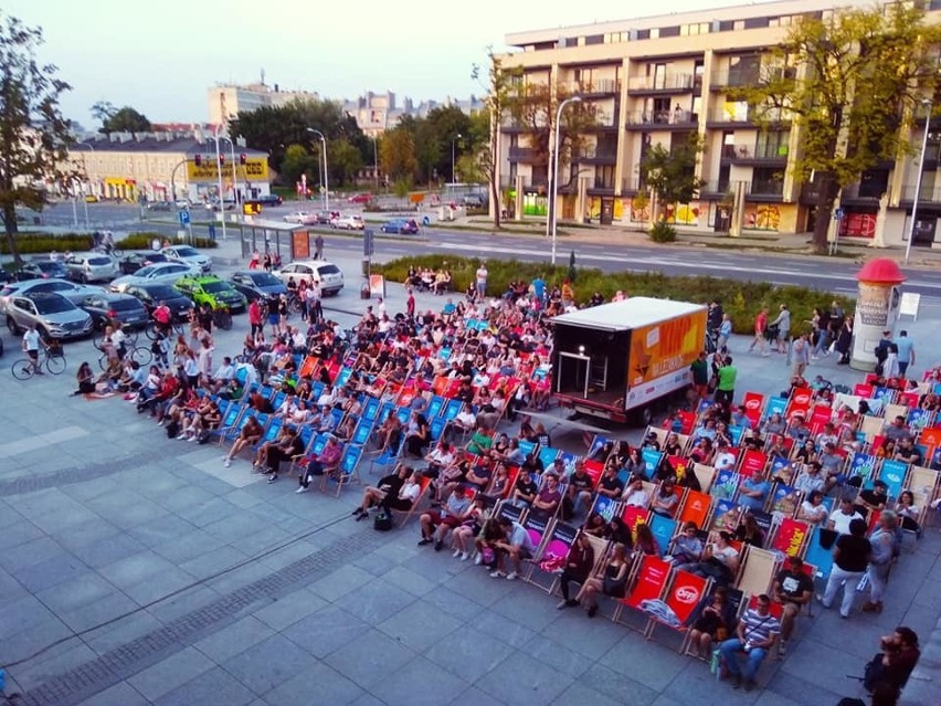 Kino na leżakach w Kielcach. 800 osób na seansie filmowym na placu przed Wojewódzkim Domem Kultury (ZDJĘCIA)