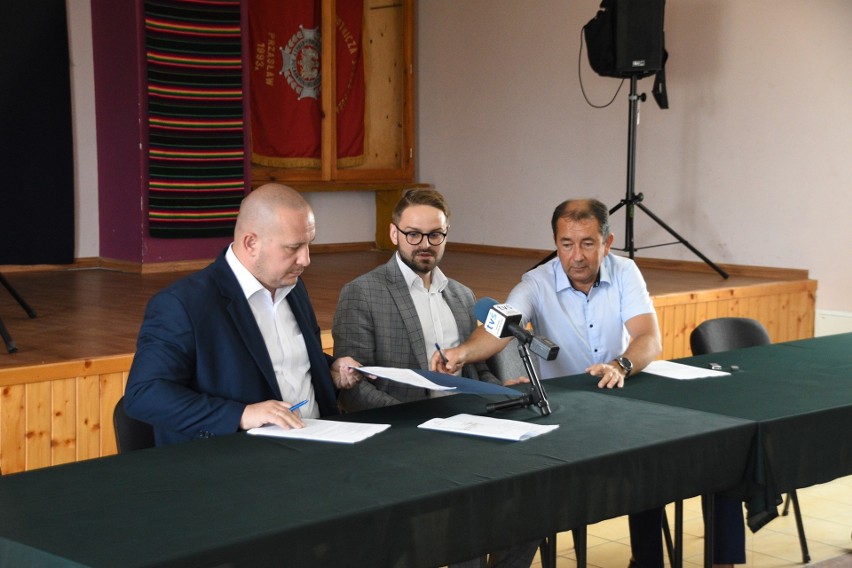 Wkrótce ruszy budowa sieci wodociągowej w miejscowości Prząsław i Cierno-Zaszosie. W podpisaniu umowy uczestniczył Bartłomiej Orzeł