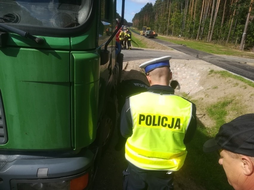 Śmiertelny wypadek na trasie Kościerzyna - Łubiana. 60-latek potrącony przez szambiarkę