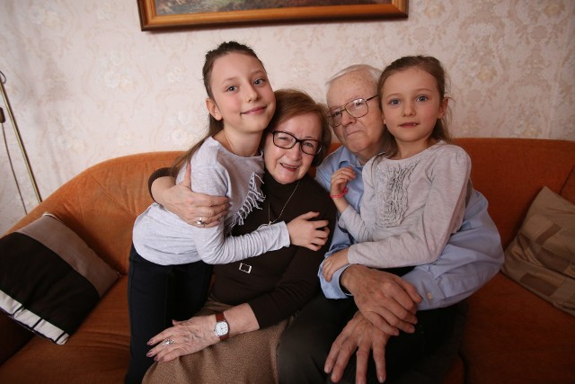 Zofia i Jerzy Kluczni z Sosnowca wzięli kredyt na remont kuchni. Mają pięcioro wnucząt. Na zdjęciu z 9-letnią Agatą oraz 6-letnią Kasią