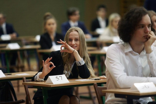 Oto najbardziej oblegane szkoły ponadgimnazjalne w Białymstoku 2019 roku. Do tych klas w białostockich liceach kandyduje najwięcej uczniów! Sprawdź TOP 15.Przejdź dalej i zobacz, które klasy cieszą się największą popularnością --->