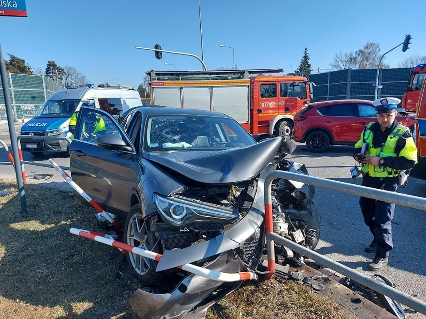 Wypadek u zbiegu ul. Demokratycznej i ul. Trybunalskiej. Alfa romeo wbiła się w barierki. Dwie osoby ranne ZDJĘCIA