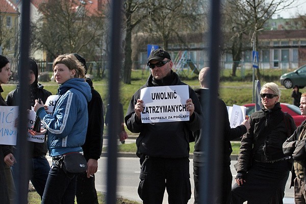 30 osób z Federacji Anarchistycznej i Kampanii Przeciw...